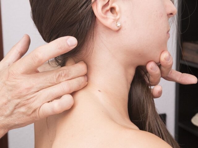 يمكن أن تسبب الإصابة المصعية (Whiplash) أعراضًا طبية طويلة الأمد بعد حادث مروري.