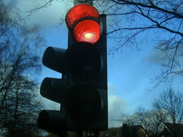 Tiene derecho a una indemnización si fue atropellado porque otro conductor se pasó un semáforo en rojo.
