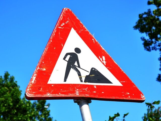 En un túnel que debió de cerrarse por obras, un conductor de scooter se hirió con una valla de hierro a la altura de los ojos.