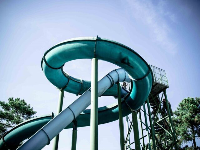 JBL&G behandelt de letselschadezaken van twee neefjes die gewond raakten na een ritje in de glijbaan van zwembad Stappegoor te Tilburg.