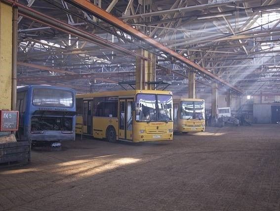 Tien slachtoffers van een ernstige busongeluk in België hebben zich samen gewend tot JBL&G in Amsterdam.