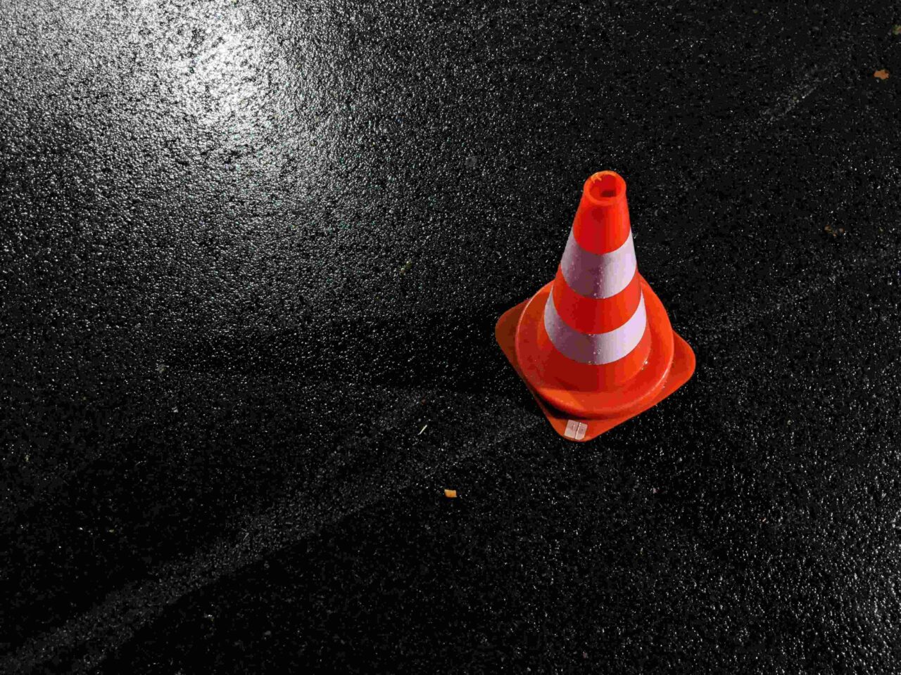 Cuando se quiere reclamar una indemnización tras un accidente de tráfico, es importante reunir pruebas. Por ejemplo, haga fotos del lugar del accidente.