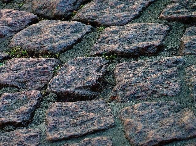 Als u bent gevallen over uitstekende keitjes in de weg, kunt u in bepaalde situaties de gemeente aansprakelijk laten stellen voor uw letselschade.