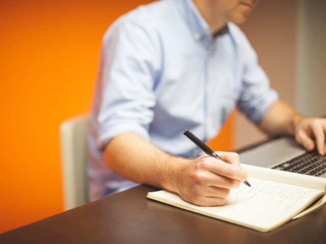 Zelf iemand aansprakelijk stellen bij letselschade? Dit doet u door het opstellen en versturen van een aansprakelijkheidsbrief.