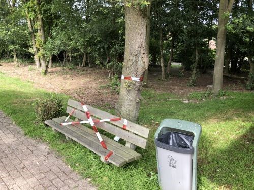 Een dag nadat een cliënt van JBL&G letselschade opliep door een eikenprocessierupsennest werd het bewuste bankje bij de eikenboom omwikkeld met rood-wit lint.