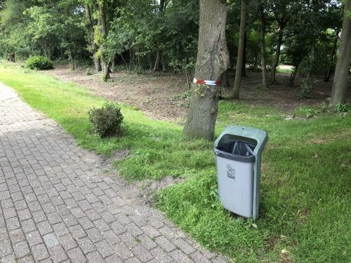 Het desbetreffende bankje werd pas dagen later helemaal weggehaald. 