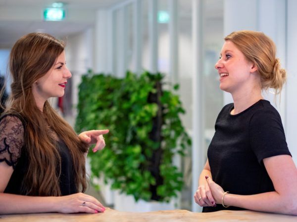 Eigenaar van JBL&G Steffy Roos du Maine en jurist Isabelle Hamming bespreken