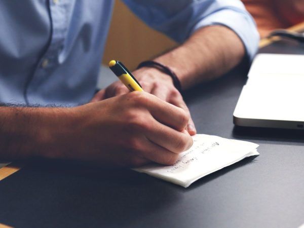 Een cliënt van JBL&G raakte gewond doordat het blad van zijn verstelbare bureau plotseling uit zichzelf naar beneden klapte.