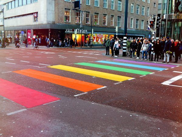 Regenboogzebrapad in Utrecht.