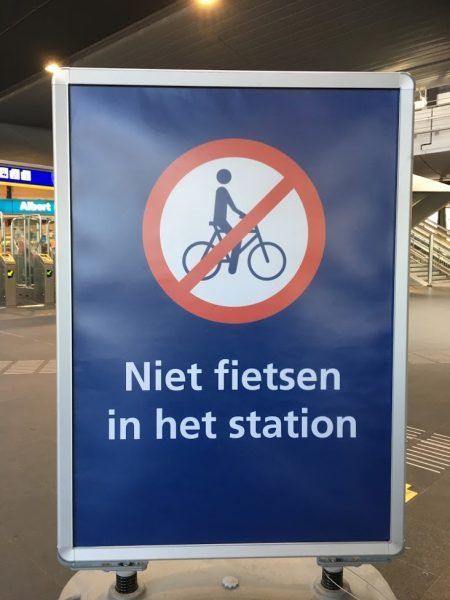 Verkeersbord in station Amsterdam Bijlmer ArenA.