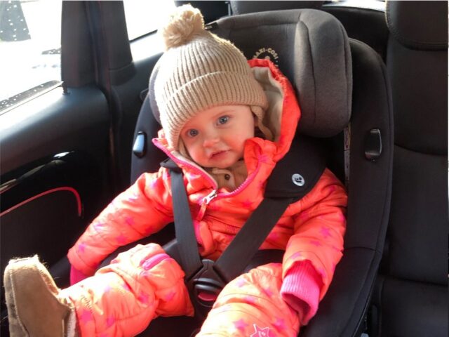 Doris in dikke winterkleren in de auto: zo moet het dus niet.
