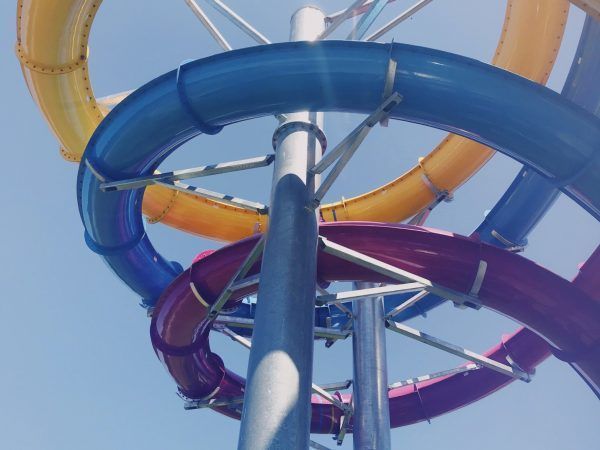 Een zesjarig jongetje raakte gewond door een plaat met scherpe randen die vastzat in een glijbaan in een zwembad in Tilburg. Hij heeft smartengeld en schadevergoeding gekregen voor