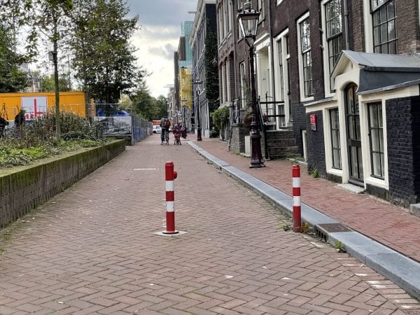 Gevaarlijke afsluitpalen in Amsterdam, zónder de vereiste ribbelmarkering. Vooral het rechter paaltje is verraderlijk, want dat verwacht je daar echt niet.