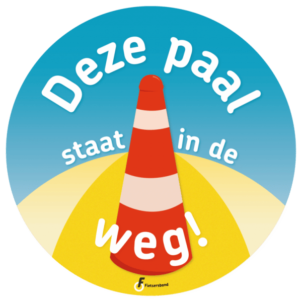Sticker van de Fietsersbond met de tekst: Deze paal staat in de weg!