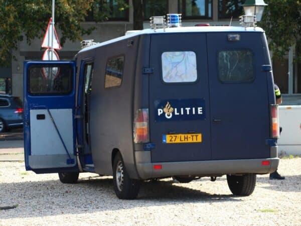 JBL&G heeft de politie aansprakelijk gesteld voor mishandeling.
