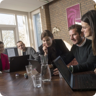 Leden van het MT en de directie van JBL&G: Esther Heijnen, Tias Hooijenga, Steffy Roos du Maine, Frederik Lieben en Rowena Riemersma.