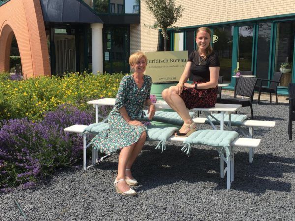 Letselschadejurist Ivonne van Delft en juridisch medewerker Jade Berk van JBL&G Oost in Deventer.