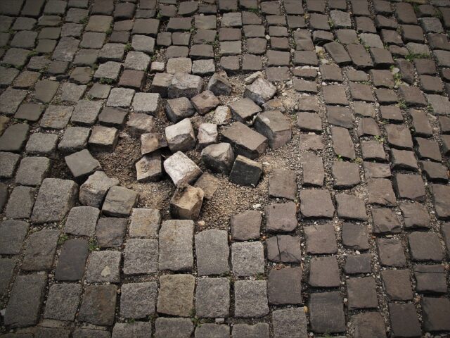 In de meeste gevallen is de gemeente aansprakelijk te stellen wanneer u gewond raakt door een losse stoeptegel.
