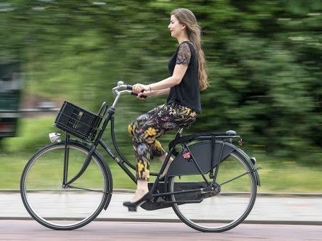 De eigenaar van JBL&G Steffy Roos du Maine op de fiets. In dit artikel vertelt ze over het aantal ongevallen met een openslaande autodeur die de juristen van JBL&G in de afgelopen tien jaar hebben behandeld.
