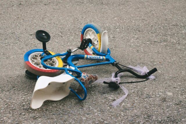 Als u gewond raakt door een fiets die op de weg is gevallen. Is de eigenaar van de fiets aansprakelijk te stellen voor de troep op de weg en uw letselschade.