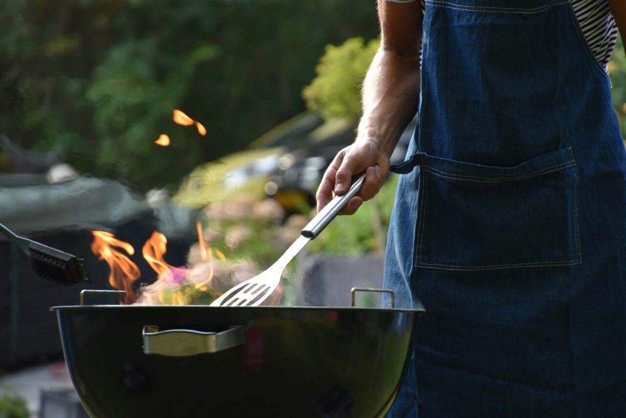 Een cliënt van JBL&G liep tijdens het barbecueën brandwonden op aan zijn beide armen.