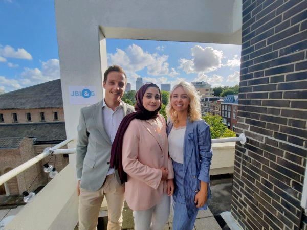 Letselschadejurist Thije Hartjes, jurdisch medewerker Sara Rezai en regiomanager en letselschadejurist Mieke Buis bij de opening van het vijfde kantoor van JBL&G in Den Haag.