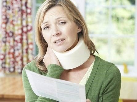 Door de symptomen van een whiplash na een verkeersongeval kan het voorkomen dat u tijdelijk een nekkraag moet dragen.