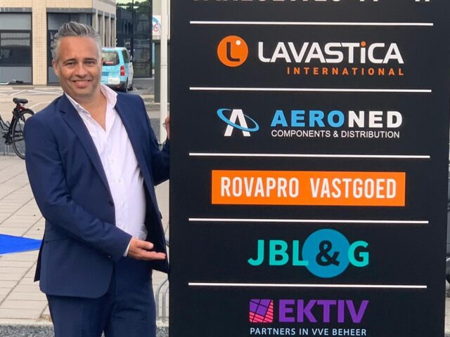 Regiomanager, teamleider en letselschadejurist Frans Overkleeft bij de ingang van ons letselschadekantoor in Rotterdam.