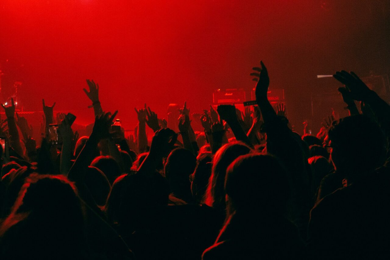 Een cliënt van JBL&G raakt gewond na een val op de gladde vloer in de Ziggo Dome tijdens Holland zingt Hazes. De pers, waaronder de NOS en het Parool, besteden aandacht aan deze spraakmakende zaak.