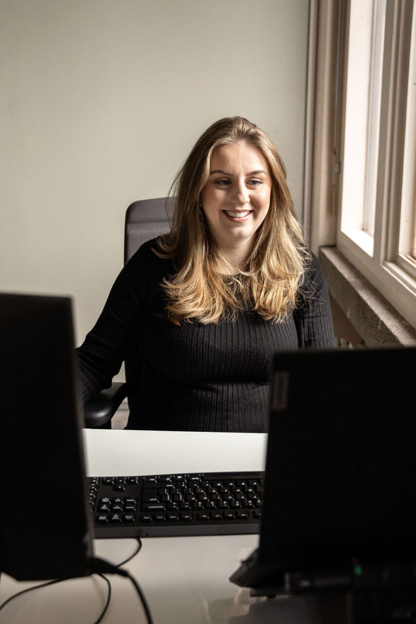 Jurist Intake Aleksandra Borkovic op kantoor in Amsterdam na de coronacrisis.