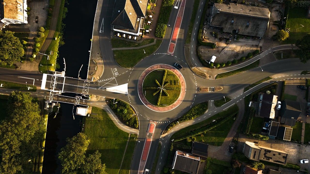 De wegbeheerder is onder andere aansprakelijk voor het goed onderhouden van wegen, bruggen en sluizen.