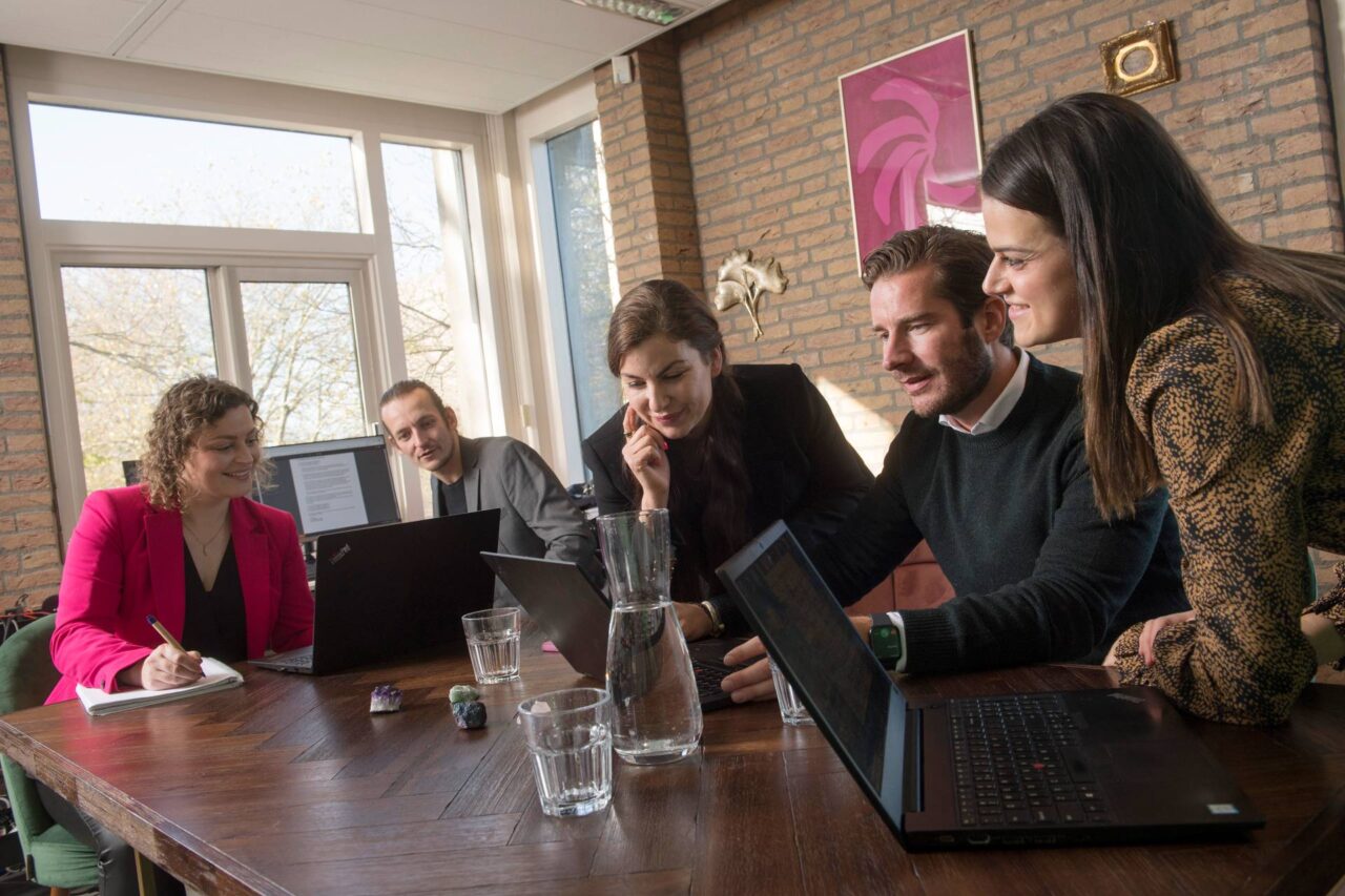 Leden van het MT en de directie van JBL&G: Esther Heijnen, Tias Hooijenga, Steffy Roos du Maine, Frederik Lieben en Rowena Riemersma.