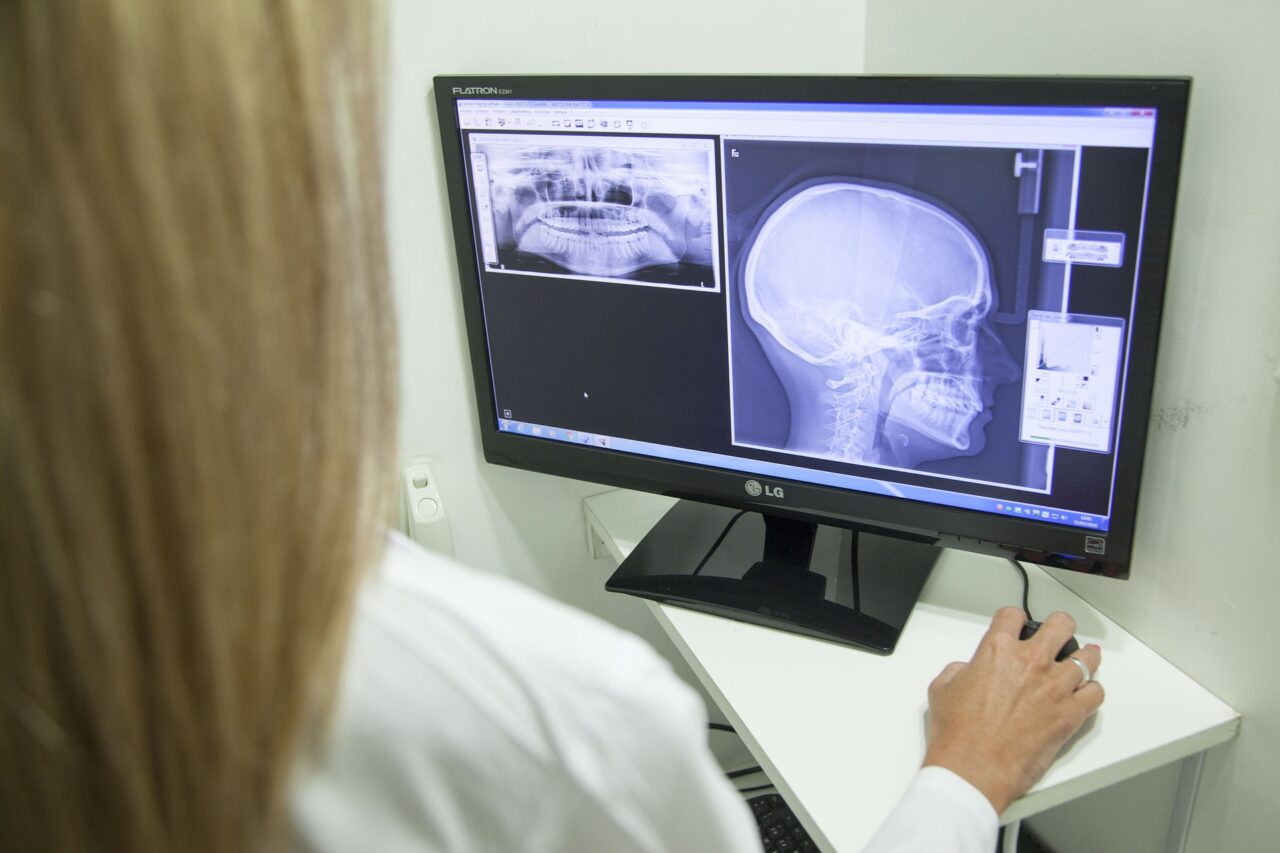 De medisch adviseur schrijft een medisch advies op basis van uw medisch dossier.