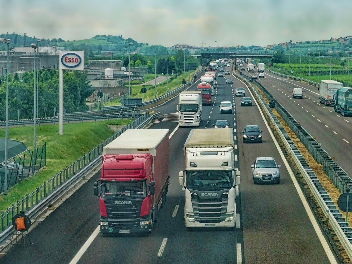 U bent het slachtoffer van een ongeluk met een vrachtwagen. Als de vrachtwagenbestuurder hier (deels) voor verantwoordelijk is te stellen, heeft u recht op schadevergoeding.