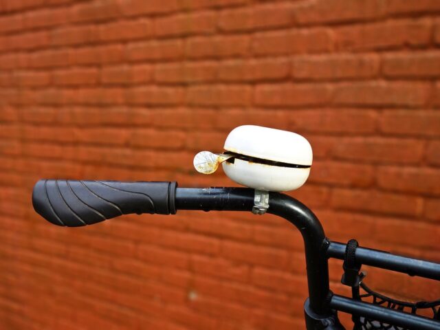 Bellen op de fiets met een fietsbel in formaatje pomelo.