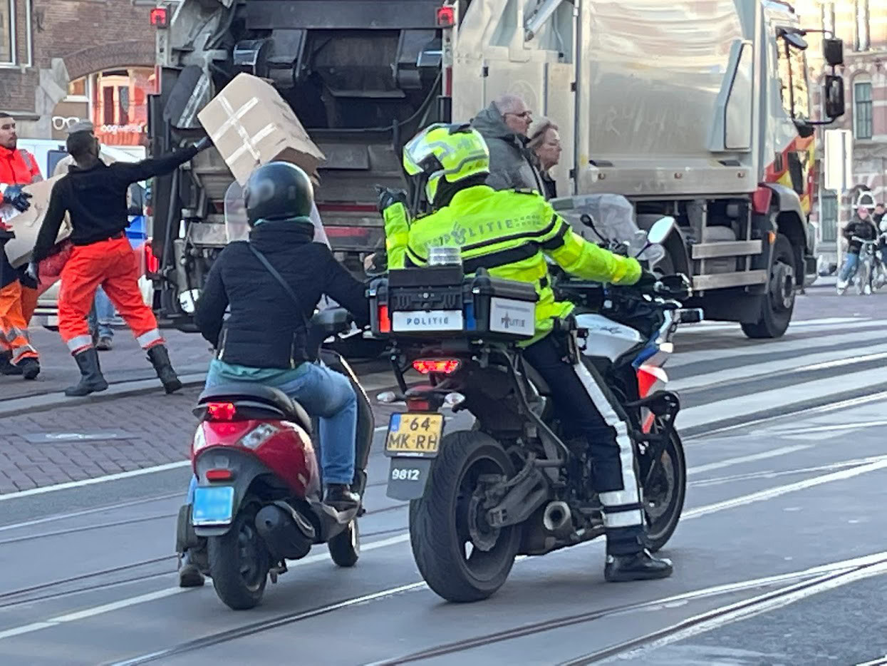 Meer handhaving in het verkeer staat bovenaan het wensenlijstje van de Amsterdammers.