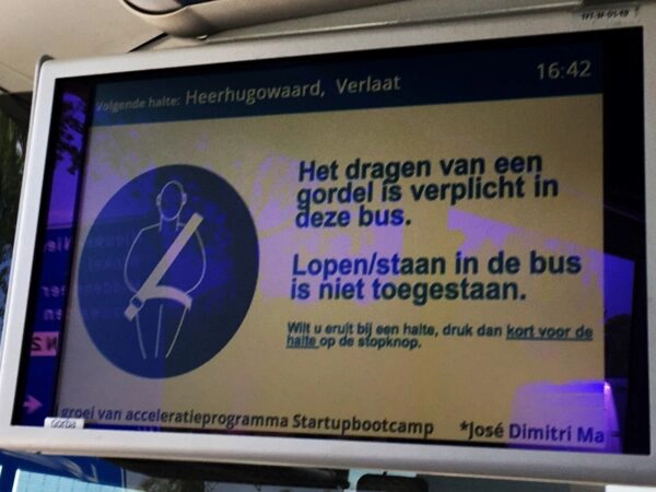 Voor lijnbussen en touringcars geldt een gordelplicht zoals in deze bus.