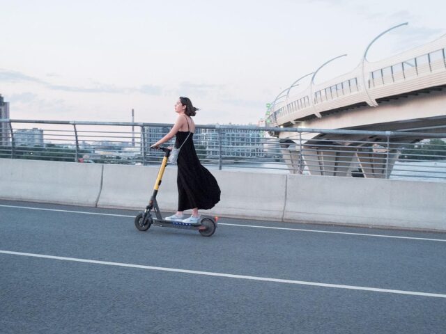 Een e-step mag vrijwel nooit op de openbare weg of het trottoir rijden.