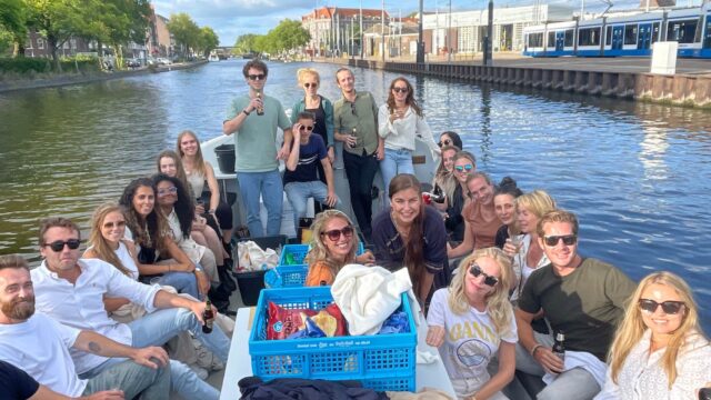 Een deel van het team van JBL&G waar de kersverse juristen voor het Traineeship Letselschade sinds kort deel van uitmaken.