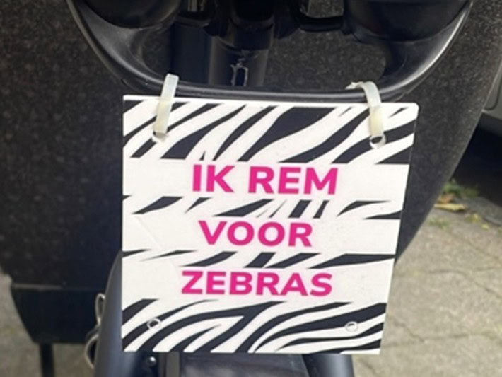 Het actiebordje met de tekst 'Ik rem voor zebra's'.