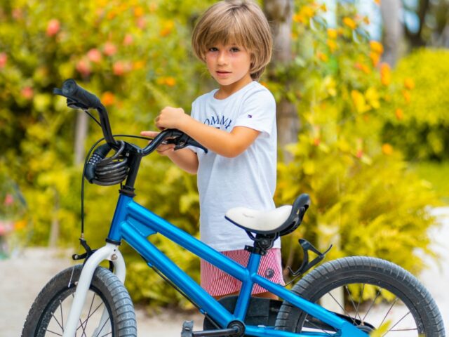 Na de zomervakantie zijn er weer veel meer fietsende kinderen op de weg. Dat is een van de redenen dat er meer verkeersongevallen plaatsvinden net na de zomervakantie.