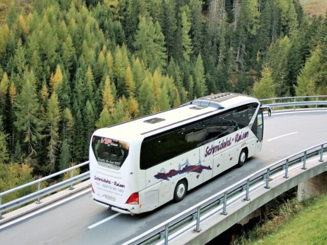 Als een busrit onderdeel is van een pakketreis, is de reisorganisatie meestal aansprakelijk te stellen bij letselschade.